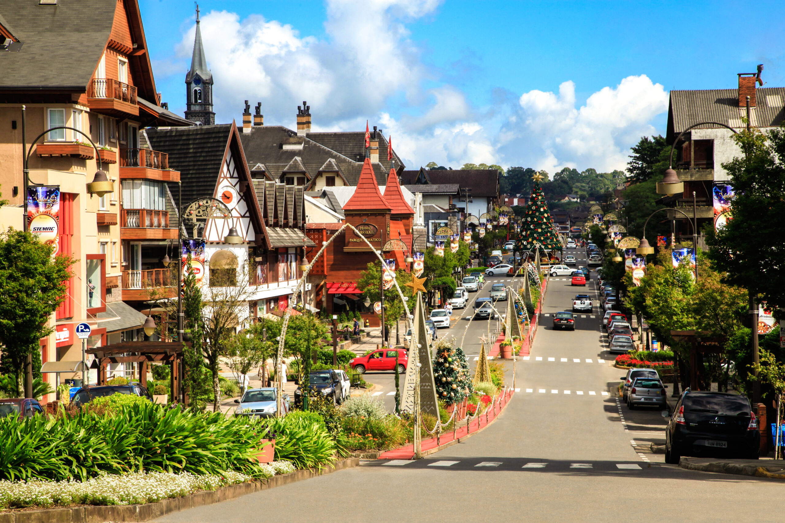 Gramado com arquitetura europeia e montanhas nevadas