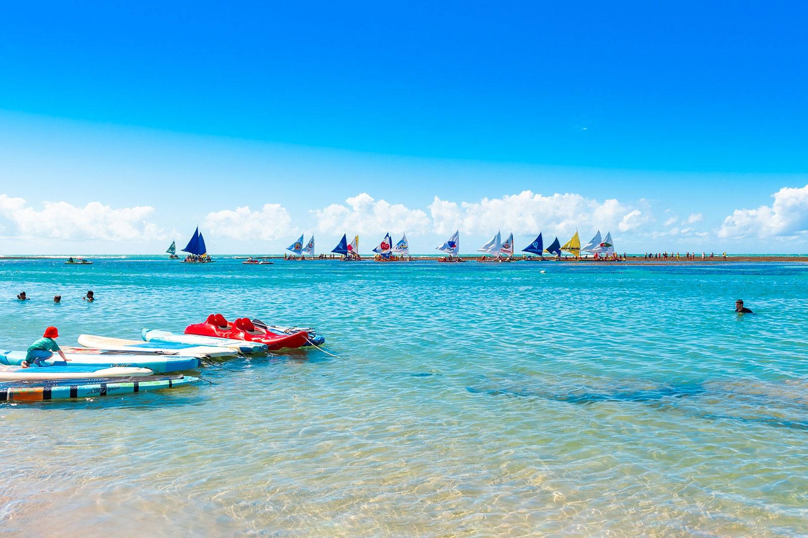 Piscinas naturais de Porto de Galinhas com jangadas
